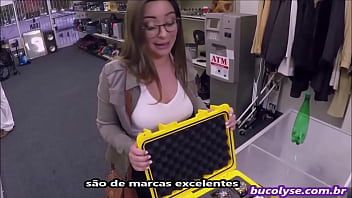 Play Gostosa em apuros trepa com dono da loja em troca de passagem